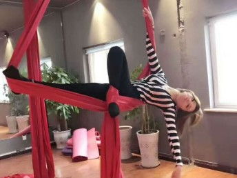 成都成華區鋼管舞培訓學校 專業教練，零基礎授課